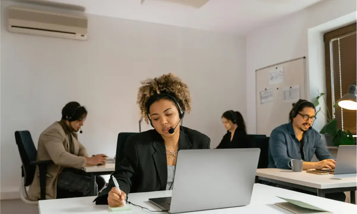 Personne travaillant au bureau.
